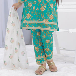 Zardham Ferozi Mist three-piece set, three-quarter angle on young model