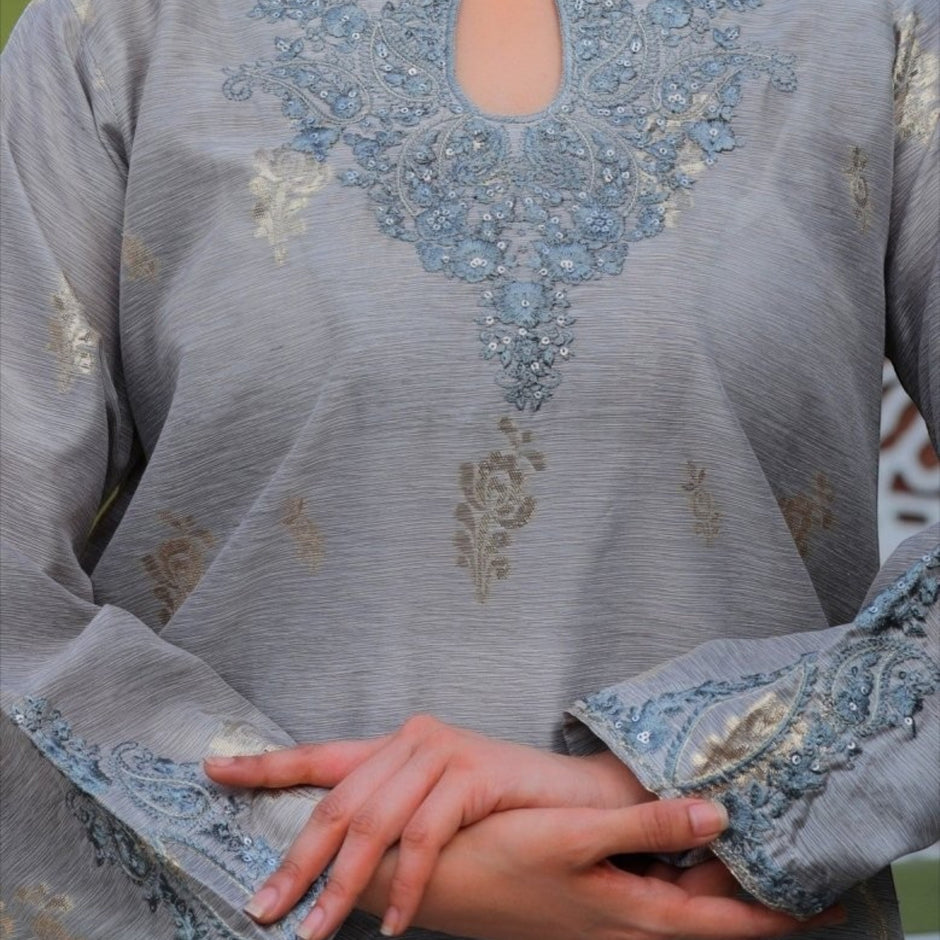 Selin soft grey jacquard set by Zardham, close view of embroidery detail